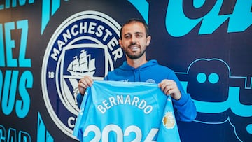 Bernardo Silva, jugador del Manchester City, posa con su camiseta tras renovar hasta 2026.