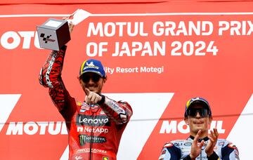 Francesco Bagnaia celebra emocionado su victoria en el podio en la carrera del GP de Japón.