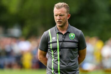 El extremo diestro se retiró en 2018 tras jugar con el Feyenord su último partido. Tras jugar en el Liverpool hasta 2012, su carrera continuó hacia la Liga turca. Allí jugó en el Fenerbahce durante tres temporadas y finalmente fichó por el Feyenord en 2016. En cuanto a su trayectoria en la selección, jugó 104 partidos y disputó tres Mundiales y dos Eurocopas.