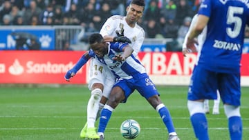 Casemiro pugna con Wakaso por el control del bal&oacute;n.