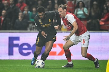 El centrocampista inglés del Real Madrid Jude Bellingham lucha por el balón con el defensor turco del Sporting Braga Serdar Saatci durante la primera ronda de la Champions League.