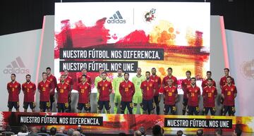 La Selección presentó la nueva camiseta de España en el salón 'Luis Aragonés' de Las Rozas.