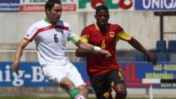 Javad Nekounam ante Joaquim Adao durante el amistoso entre Ir&aacute;n y Angola.