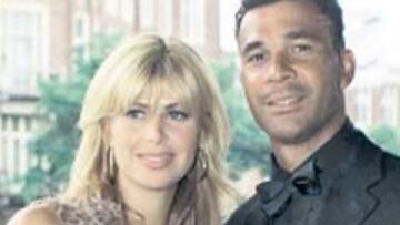 <b>PIENSA EN BLANCO. </b>Gullit y su esposa en el homenaje a Albertini.
