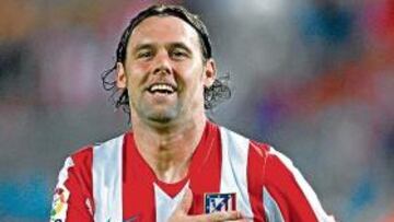 <b>FIEL. </b>Maniche se golpea el pecho y el escudo de su camiseta tras marcarle al Recreativo.