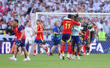 Ferran Torres, Lamine Yamal y Nico Williams, celebran la victoria y la clasificación de la selección española para la semifinal de la Eurocopa.