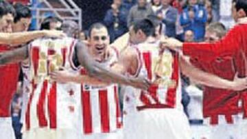 <b>DERROTA QUE DUELE. </b>Los jugadores del Estrella Roja celebran el triunfo contra el Real Madrid.