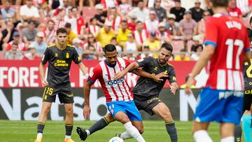 GIRONA, 03/09/2023.- El jugador del Girona Yangel Herrera lucha por la posesión del balón con Kirian Rodríguez, de Las Palmas, durante el Partido de Liga en Primera División entre el Girona FC - Las Palmas, en el estadio municipal de Montilivi, este domingo. EFE/ David Borrat