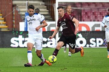 Salerno (Italy), 13/05/2023.- Salernitana'Äôs Krzysztof Piatek (R) and Atalanta's Berat Djimsiti in action during the Italian Serie A soccer match US Salernitana vs Atalanta BC at the Arechi stadium in Salerno, Italy, 13 May 2023. (Italia) EFE/EPA/MASSIMO PICA
