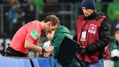 Moenchengladbach (Germany), 09/12/2017.- Referee Sascha Stegemann (L) looks at a replay of the video assistant referee (VAR) system during the German Bundesliga soccer match between Borussia Moenchengladbach and FC Schalke 04 at Borussia-Park in Moenchengladbach, Germany, 09 December 2017. (Rusia, Alemania) EFE/EPA/SASCHA STEINBACH EMBARGO CONDITIONS - ATTENTION: Due to the accreditation guidelines, the DFL only permits the publication and utilisation of up to 15 pictures per match on the internet and in online media during the match.