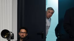 Ancelotti escucha tras la puerta la rueda de prensa de Kroos.