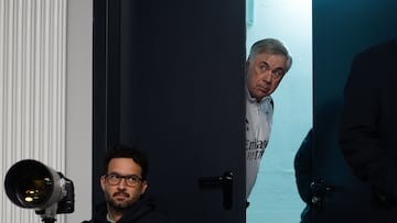 Ancelotti escucha tras la puerta la rueda de prensa de Kroos.