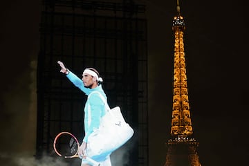 Rafa Nadal se despide del tenis en la Copa Davis en Málaga. Nike y París le han homenajeado proyectando sus imágenes en la Plaza de Trocadero de la capital francesa, donde ganó 14 Roland Garros.