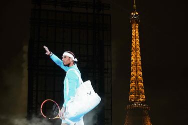 Rafa Nadal se despide del tenis en la Copa Davis en Málaga. Nike y París le han homenajeado proyectando sus imágenes en la Plaza de Trocadero de la capital francesa, donde ganó 14 Roland Garros.