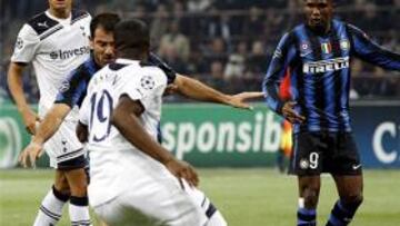 <b>INTER 4 - TOTTENHAM 3</b>. Dejan Stankovic, entre rivales.