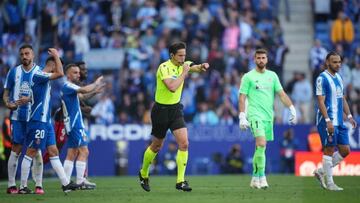 BARCELONA, SPAIN - APRIL 08: Referee Jose Luis Munuera Montero reacts after a disallowed goal during the LaLiga Santander match between RCD Espanyol and Athletic Club at RCDE Stadium on April 08, 2023 in Barcelona, Spain. (Photo by Alex Caparros/Getty Images)