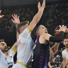 El Bilbao hace los deberes: sale de descenso ante el Obradoiro