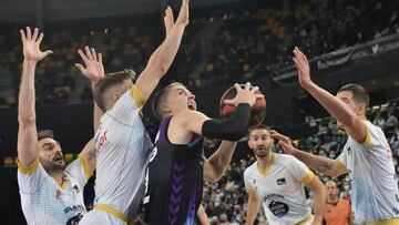 Hakanson, rodeado de rivales del Obradoiro