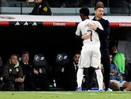 Xabi Alonso abraza a Vinicius tras la sustitución del jugador brasileño.