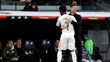 Xabi Alonso abraza a Vinicius tras la sustitución del jugador brasileño.