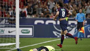 SAN35. SAINT DENIS (FRANCIA), 08/05/2018.- El uruguayo Edinson Cavani (d) de París Saint Germain celebra después de anotar el 2-0 hoy, martes 8 de mayo de 2018, en la final de la Copa Francesa entre Les Herbiers y París Saint-Germain