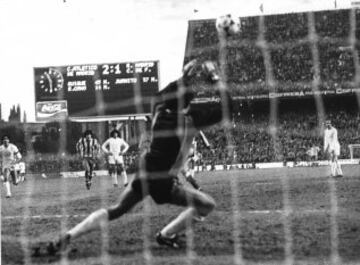 21 de febrero de 1980. Marcaron Quique Ramos, Rubén Cano y Dirceu. En la imagen un disparo de Dirceu.