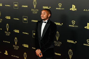 El delantero franc谷s de Leipzig, Christopher Nkunku, posa a su llegada para asistir a la ceremonia de entrega