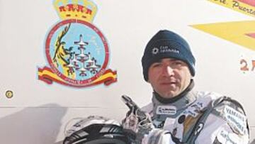 <b>COMANDANTE PUERTAS. </b>El piloto granadino posa junto al avión con el que realiza sus acrobacias.