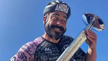 Valentí Sanjuan posa con la antorcha olímpica que llevará junto al ciclista Álex Roca.