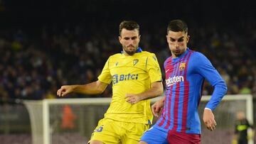 Raúl Parra durante un partido entre el Cádiz y el Barcelona.