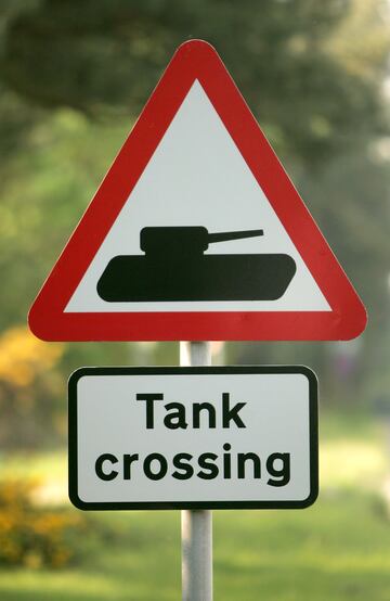 En Dorset, Inglaterra, hay una curiosa se?al de tr¨¢fico que advierte sobre el cruce de tanques. Esto resalta la importancia del Centro de Excelencia del Ej¨¦rcito Brit¨¢nico, donde se entrenan las habilidades b¨¢sicas de la guerra.