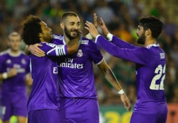 Real Madrid's Brazilian defender Marcelo (L) celebrates with Real Madrid's French forward Karim Benzema (C) and Real Madrid's midfielder Isco after scoring during the Spanish league football match Real Betis vs Real Madrid CF at the Benito Villamarin stad