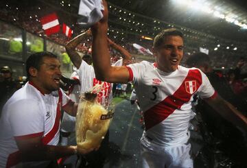 Soccer Football - Peru v New Zealand - 2018 World Cup Qualifying Playoffs - National Stadium, Lima, Peru - November 15, 2017. Peru's players celebrate their victory. REUTERS/Douglas Juarez