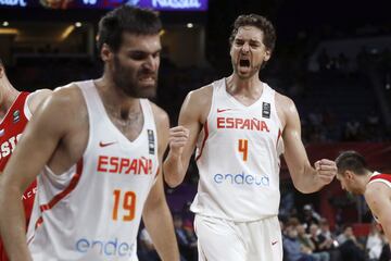 Los jugadores de la selecci車n espa?ola de baloncesto Fernando San Emeterio y Pau Gasol.