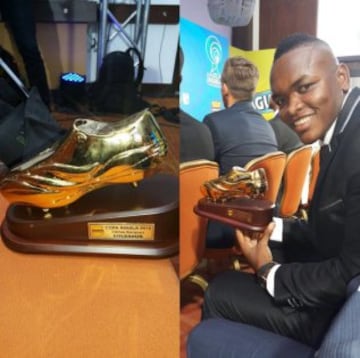 Carlos Ibarguen muestra con orgullo su Botín de Oro como goleador de la Copa Águila 2015. 