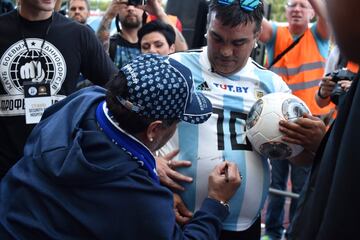 El argentino Diego Armando Maradona ha asumido la presidencia del Dinamo Brest, club de la liga bielorrusa con el que firmó antes de la Copa Mundial un contrato por tres temporadas. El argentino se dedicará a consultar al club en temas organizativos y asuntos deportivos, desde fichajes a la gestión de la academia del Dinamo. 