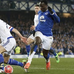 Courtois no renovará hasta saber cuánto le pagarán a Lukaku