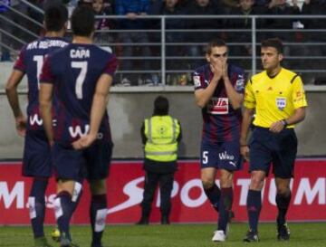 Escalante protesta a Gil Manzano tras pitar penalti a favor del Real Madrid. 