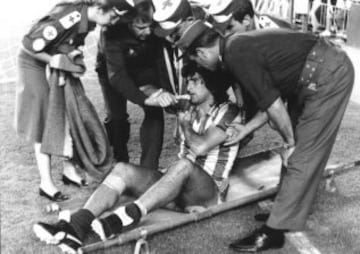 Mario Kempes es atendido en la banda tras sufrir un golpe. 