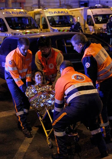 Tras la fase inicial de disparos, los terroristas retuvieron a los supervivientes como rehenes durante varias horas, concentrándolos en la planta superior de la sala.