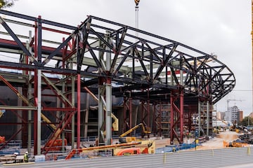 El regreso al nuevo Camp Nou, según el propio club catalán, está a la vuelta de la esquina. Las últimas instantáneas del avance de las obras muestras la construcción del anillo exterior del estadio.