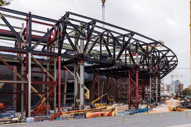 El regreso al nuevo Camp Nou, según el propio club catalán, está a la vuelta de la esquina. Las últimas instantáneas del avance de las obras muestras la construcción del anillo exterior del estadio.