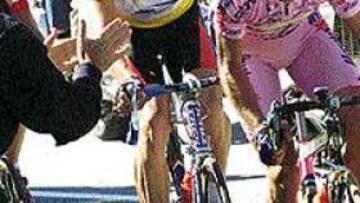 <b>EL ÚLTIMO DUELO.</B> La última vez que Marco Pantani y Lance Armstrong tuvieron un enfrentamiento directo fue en el Tour de Francia de 2000 (en la foto), al que hace alusión el Pirata en sus declaraciones.
