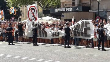 Protestas contra Peter Lim en los aledaños de Mestalla