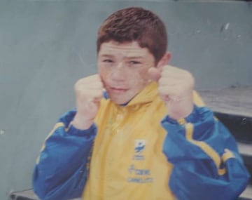 En su adolescencia, 'Canelo' vendía paletas en Guadalajara para apoyar a su familia, aunque su vida daría un giro de 380 grados gracias al boxeo.