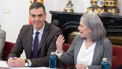 El presidente del Gobierno, Pedro Sánchez, y la presidenta de la Comisión Permanente del Consejo Escolar del Estado, Encarna Cuenca, durante la reunión con el Consejo Escolar del Estado, en la sede del Consejo Escolar del Estado, a 25 de enero de 2024, en Madrid (España). El motivo de la reunión ha sido abordar los planes de refuerzos para las competencias de matemáticas y comprensión lectora. Se llevarán a cabo a través del incremento de recursos para el profesorado y la reducción del número de alumnos a través de programas de desdobles y de clases de refuerzo extraescolar. También, se ha tratado la problemática suscitada por las familias por el uso de los teléfonos móviles en los centros educativos.
25 ENERO 2024;CONSEJO ESCOLAR;SÁNCHEZ;PROFESORADO;CENTROS EDUCATIVOS;MADRID
Eduardo Parra / Europa Press
25/01/2024