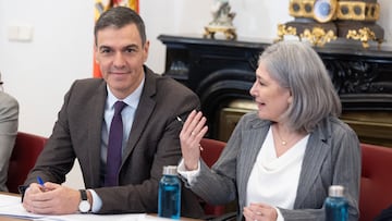 El presidente del Gobierno, Pedro Sánchez, y la presidenta de la Comisión Permanente del Consejo Escolar del Estado, Encarna Cuenca, durante la reunión con el Consejo Escolar del Estado, en la sede del Consejo Escolar del Estado, a 25 de enero de 2024, en Madrid (España). El motivo de la reunión ha sido abordar los planes de refuerzos para las competencias de matemáticas y comprensión lectora. Se llevarán a cabo a través del incremento de recursos para el profesorado y la reducción del número de alumnos a través de programas de desdobles y de clases de refuerzo extraescolar. También, se ha tratado la problemática suscitada por las familias por el uso de los teléfonos móviles en los centros educativos.
25 ENERO 2024;CONSEJO ESCOLAR;SÁNCHEZ;PROFESORADO;CENTROS EDUCATIVOS;MADRID
Eduardo Parra / Europa Press
25/01/2024