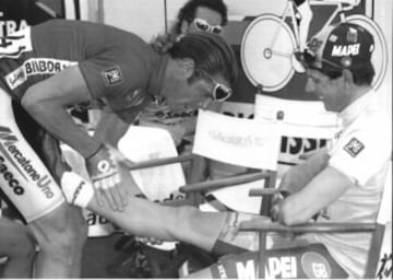 Cipollini le da un masaje a Tony Rominger en 1995.