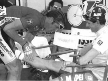 Cipollini le da un masaje a Tony Rominger en 1995.