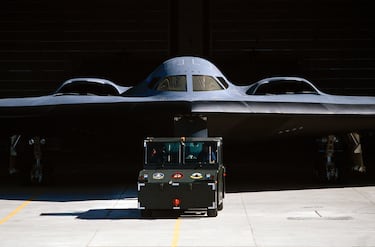 El bombardero furtivo B-2 de la Fuerza Aérea de EE. UU. se presenta al mundo por primera vez durante la ceremonia de lanzamiento en la Planta n.° 42 de la Fuerza Aérea, el 22 de noviembre de 1988 en Palmdale, California.